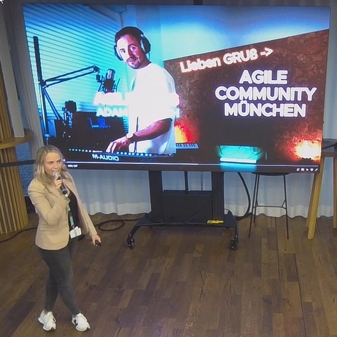 Katarina moderiert das Video für die Agile Community München an